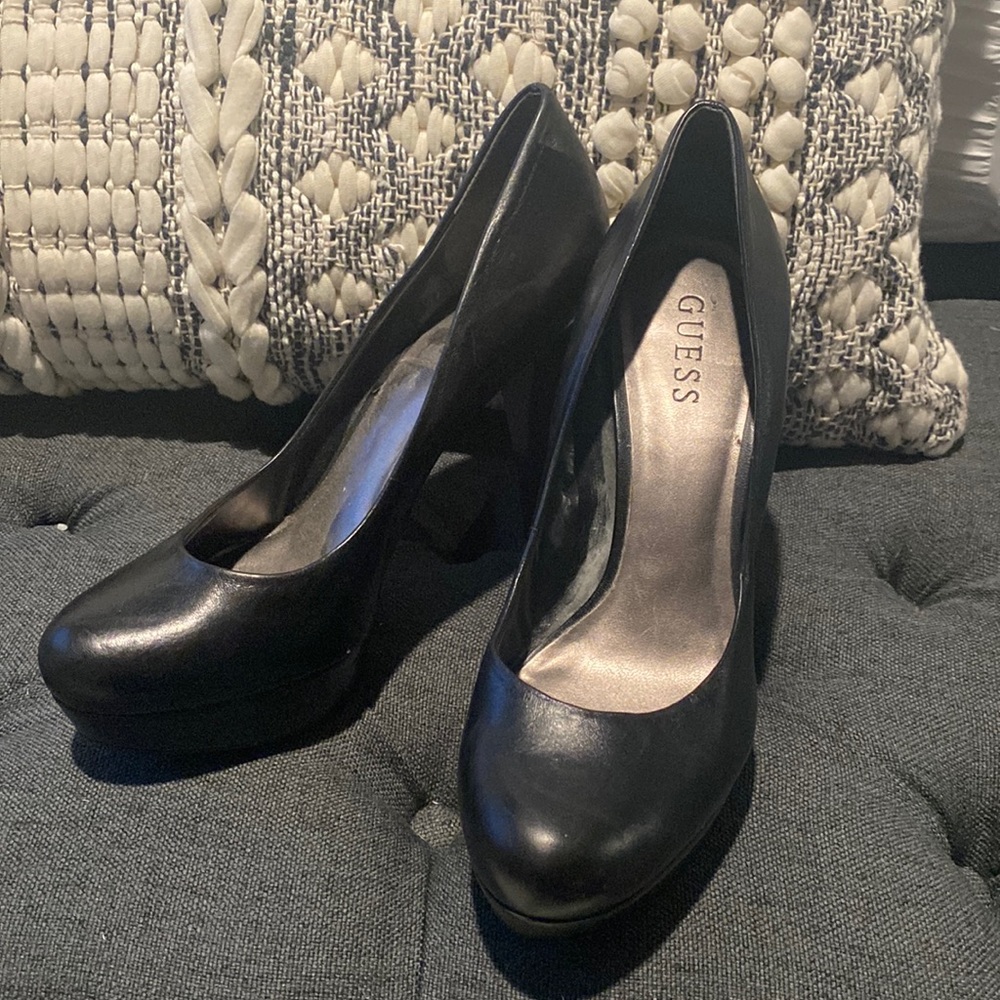 Guess 4in heels in excellent condition